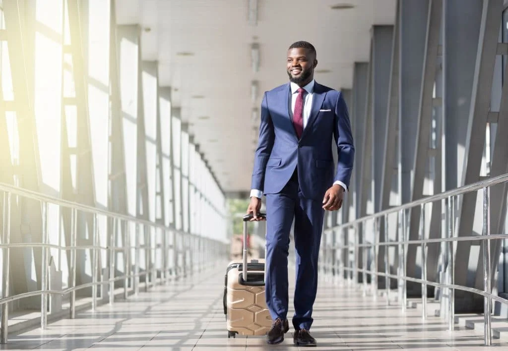 Homme élégant Aéroport