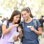 deux voyageuses payent avec leur telephone