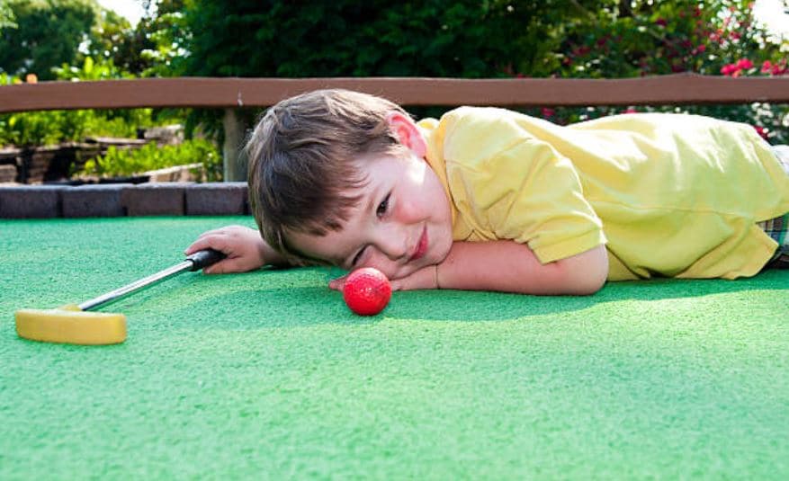 Enfant Joue Au Golf Miniature De Cabourg 