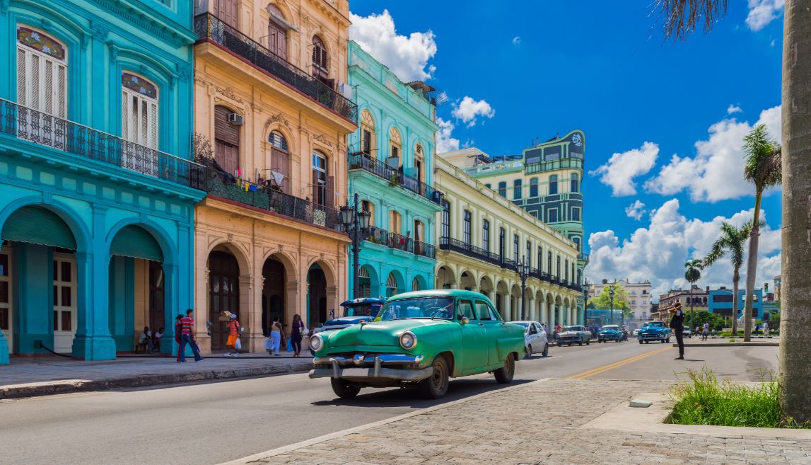 Paysage de cuba avec des touristes