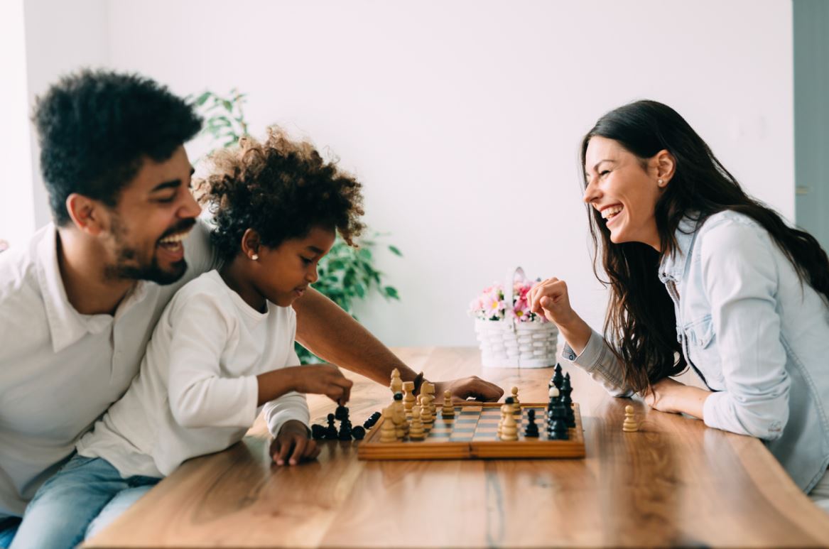 Jouer aux échecs : comment apprendre à son enfant ?