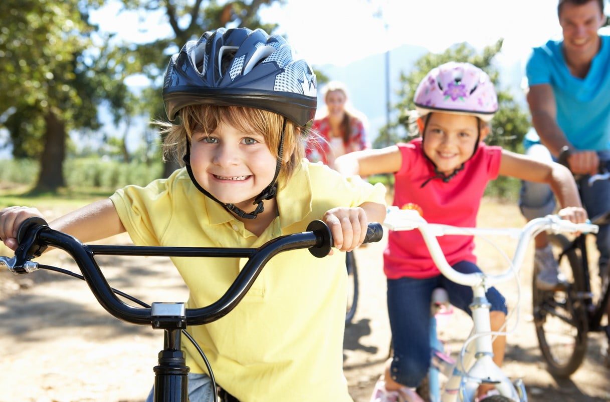 Une mère sikhe crée des casques de vélo adaptés pour ses enfants