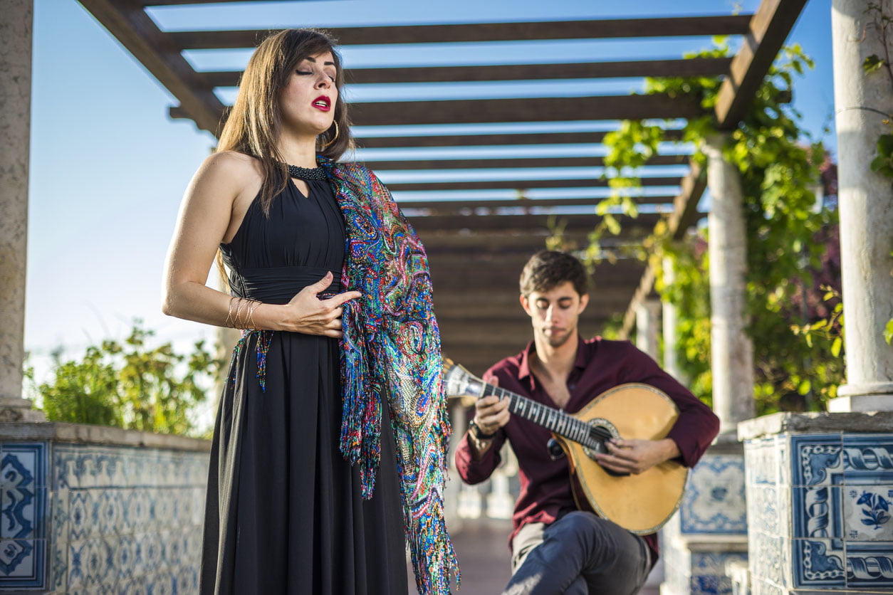 Groupe de la scène fado de musique traditionnelle sous pergola avec des azulejos à Lisbonne, Portugal
