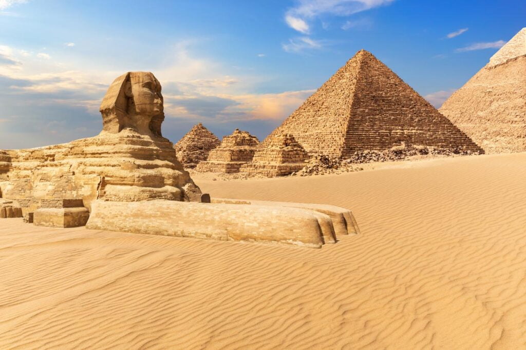 Le Sphinx de Gizeh à côté des pyramides dans le désert, Egypte