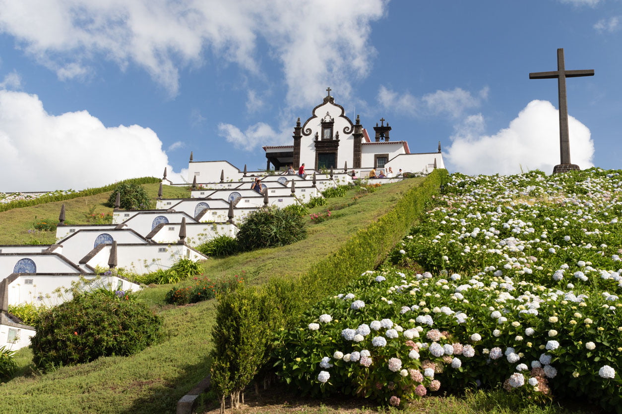 Chapelle Nossa Senhora da Paz (Notre-Dame de la Paix) par la ville Vila Franca do Campo, île de Sao Miguel aux Açores