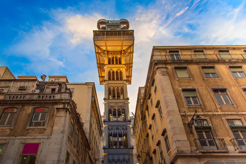 Entrée d'ascenseur de Santa Justa située près de la place Rossio dans le centre-ville historique de Lisbonne