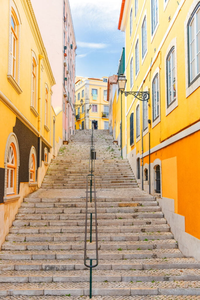 Escaliers de la rue colorée Travessa da Arrochela sur une journée ensoleillée en été. Concept de voyage. Lisbonne, Portugal.