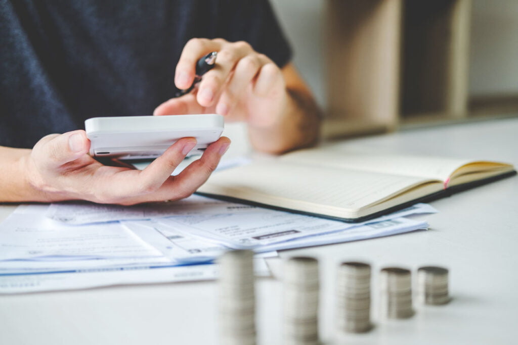 Homme utilisant la calculatrice pour sa SCPI