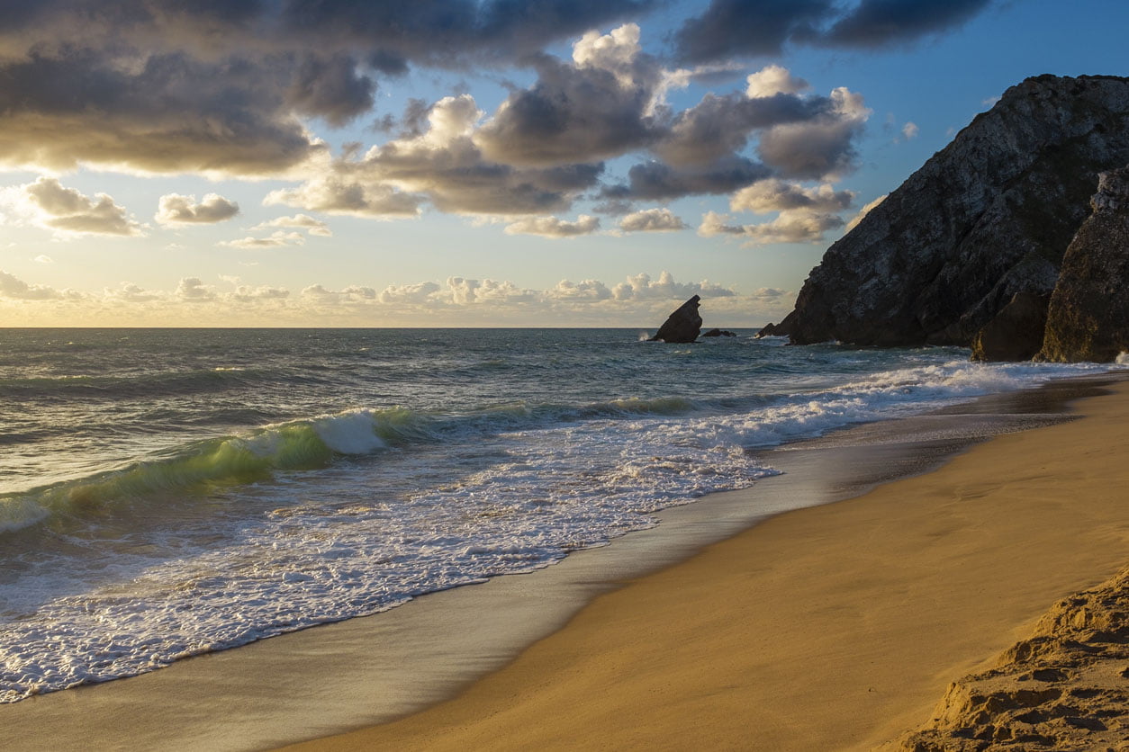 Vue panoramique de la plage d’Adraga (Praia da Adraga) à Sintra