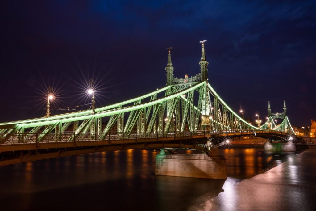 Vue du pont de la Liberté à Budapest, illuminé le soir pendant l’heure bleue