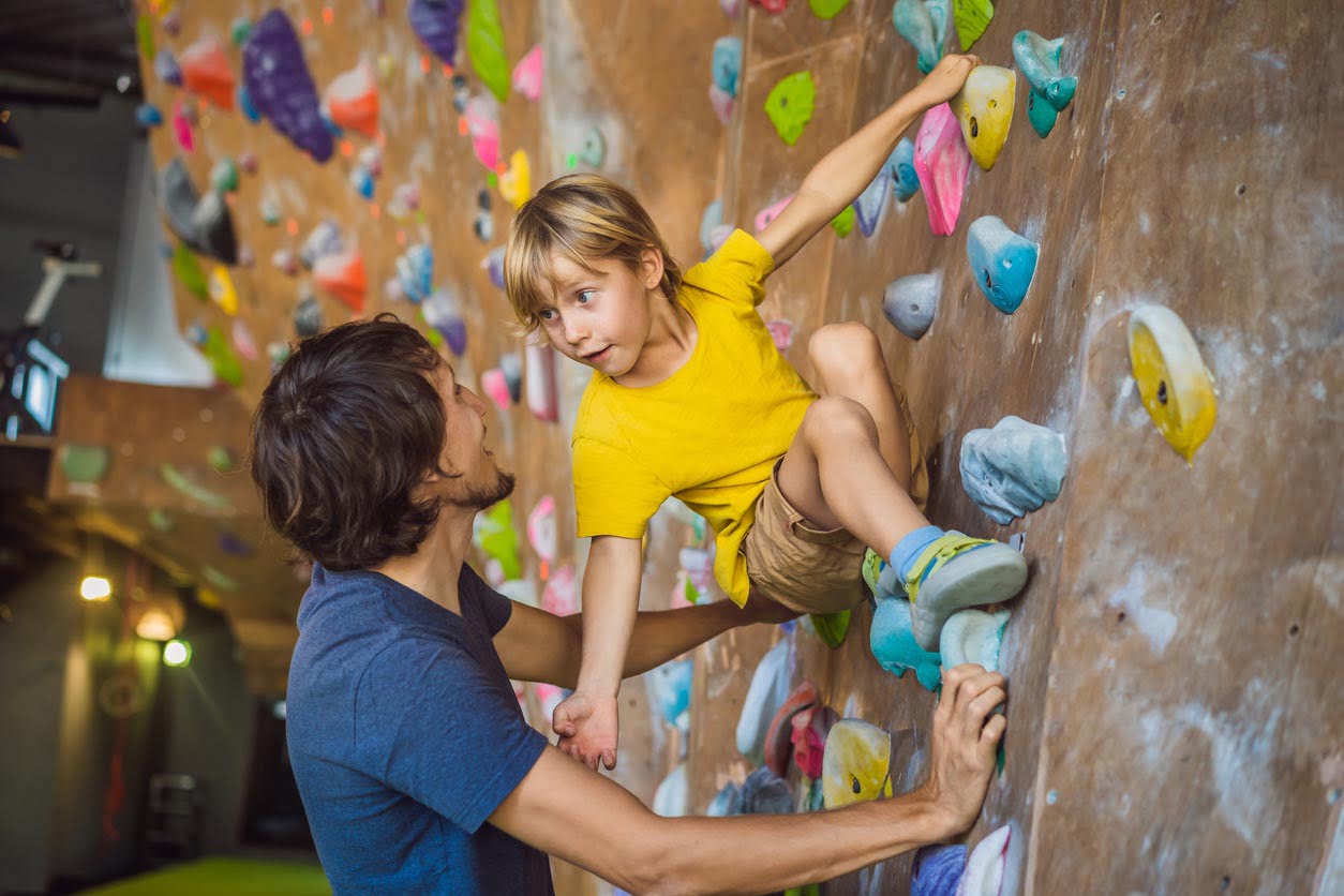 Papa et fils au mur d’escalade. Sport familial, mode de vie sain, famille heureuse