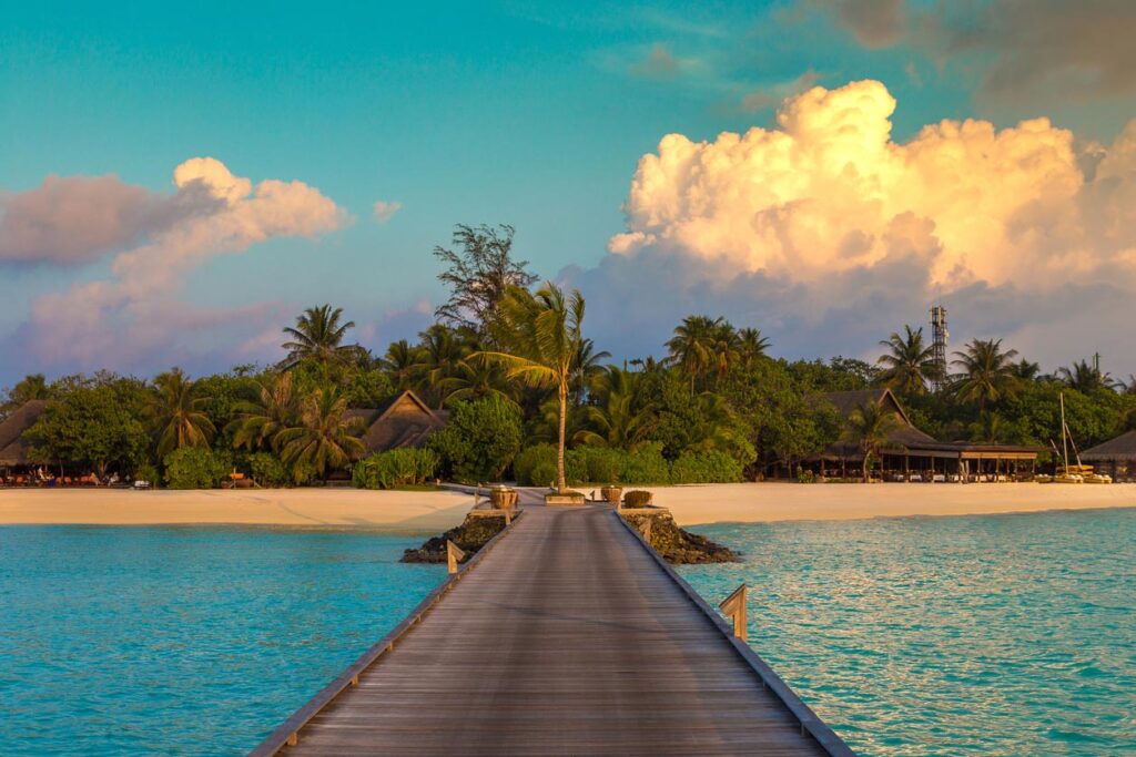 Coucher de soleil sur une île tropicale polynesie francaise