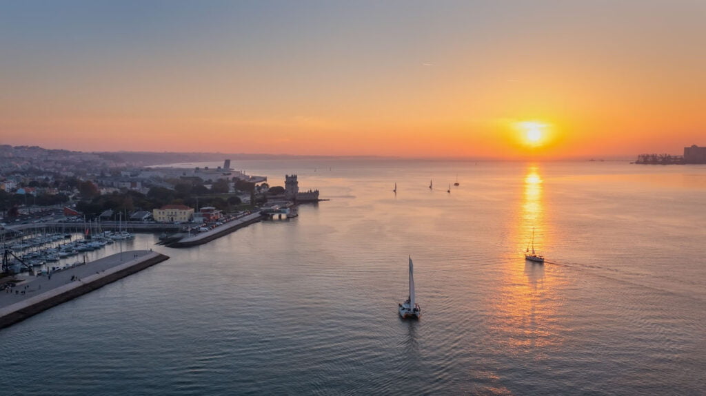 Vue aérienne du patrimoine folklorique historique portugais, la tour de Belém, sur le Tage