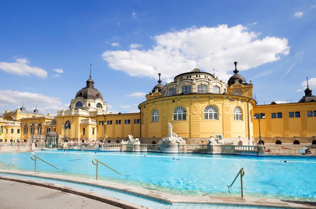 Piscine extérieure thermale dans les bains Szechenyi. Attraction touristique de la Hongrie