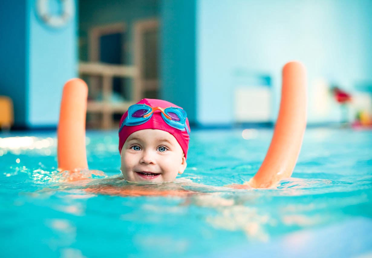 Enfant dans la piscine