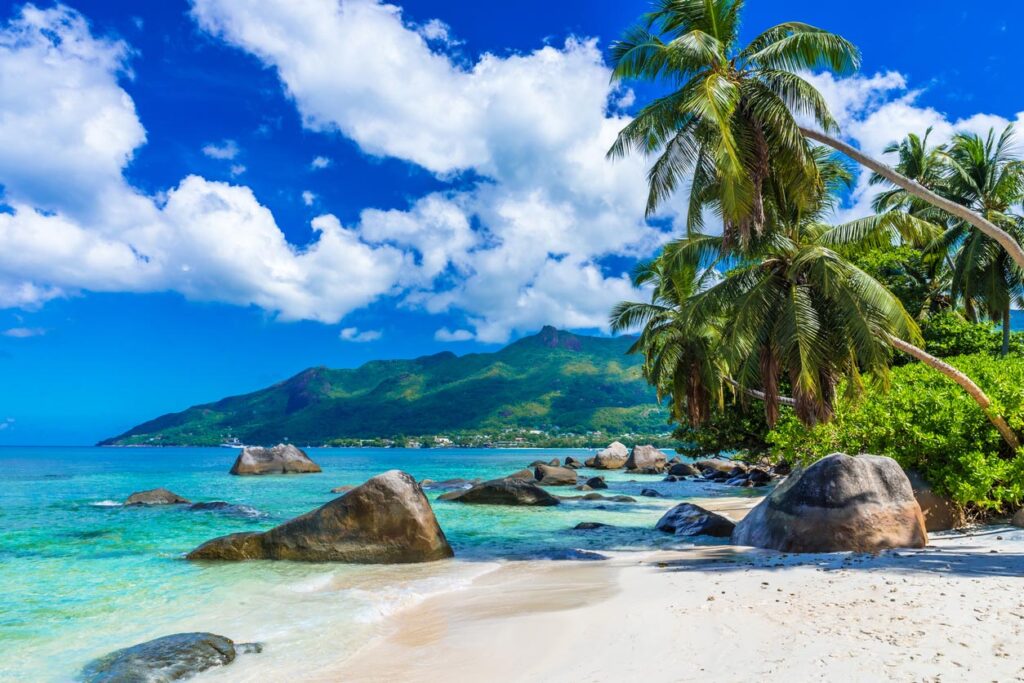 Baie de Beau Vallon sur la plage de l'île de Mahé aux Seychelles