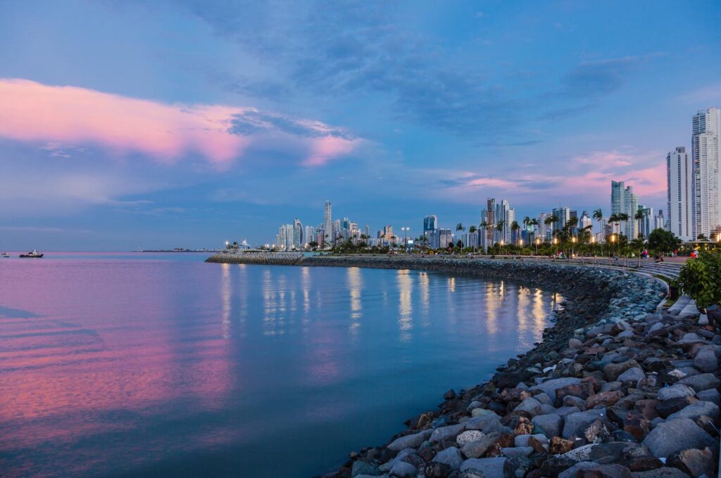Horizon de la ville de Panama à l’heure bleue