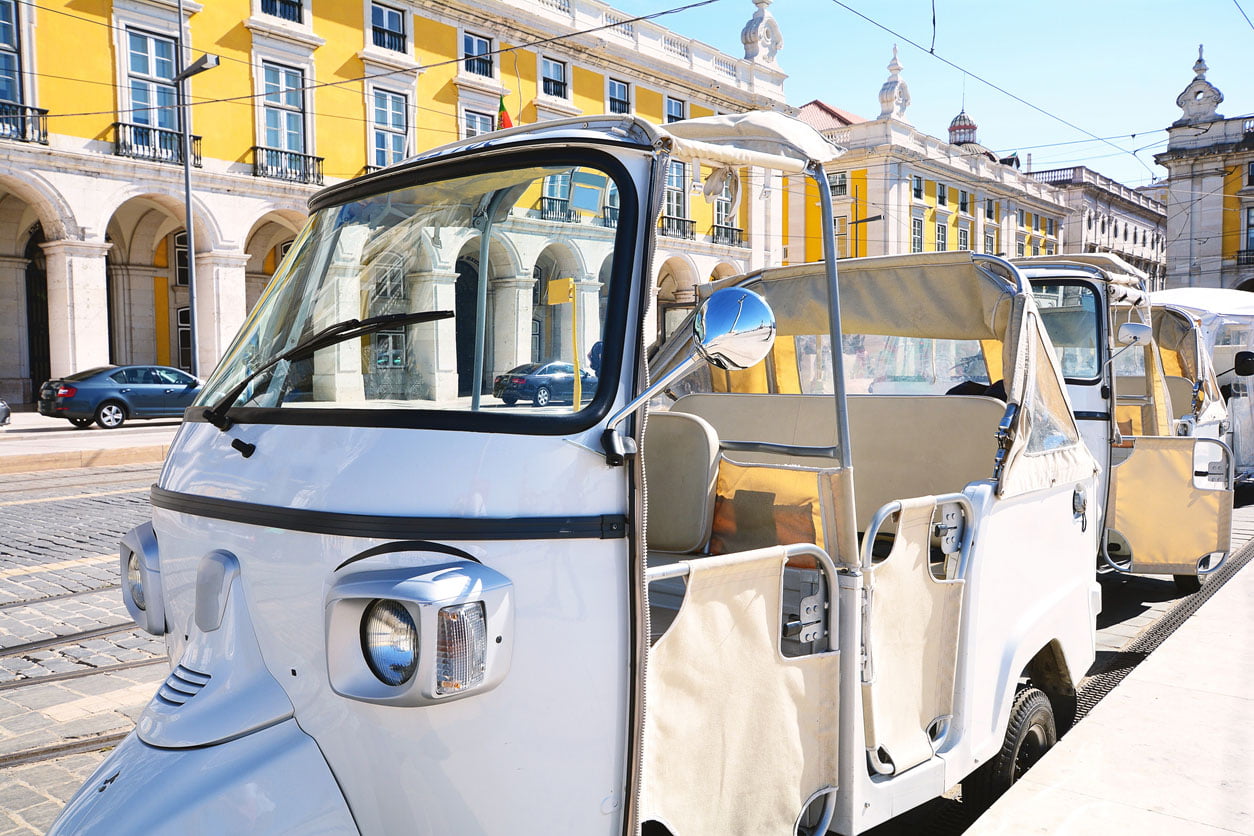 Tuk tuk sur la rue de Lisbonne au Portugal