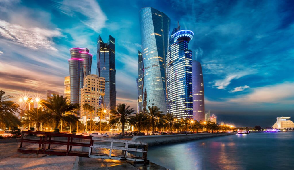 Les toits du centre ville de Doha après coucher du soleil, Qatar