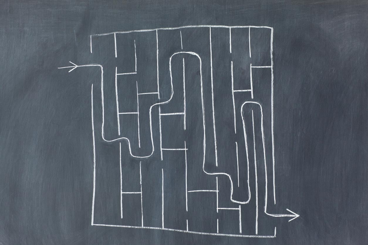 Labyrinthe sur un tableau noir
