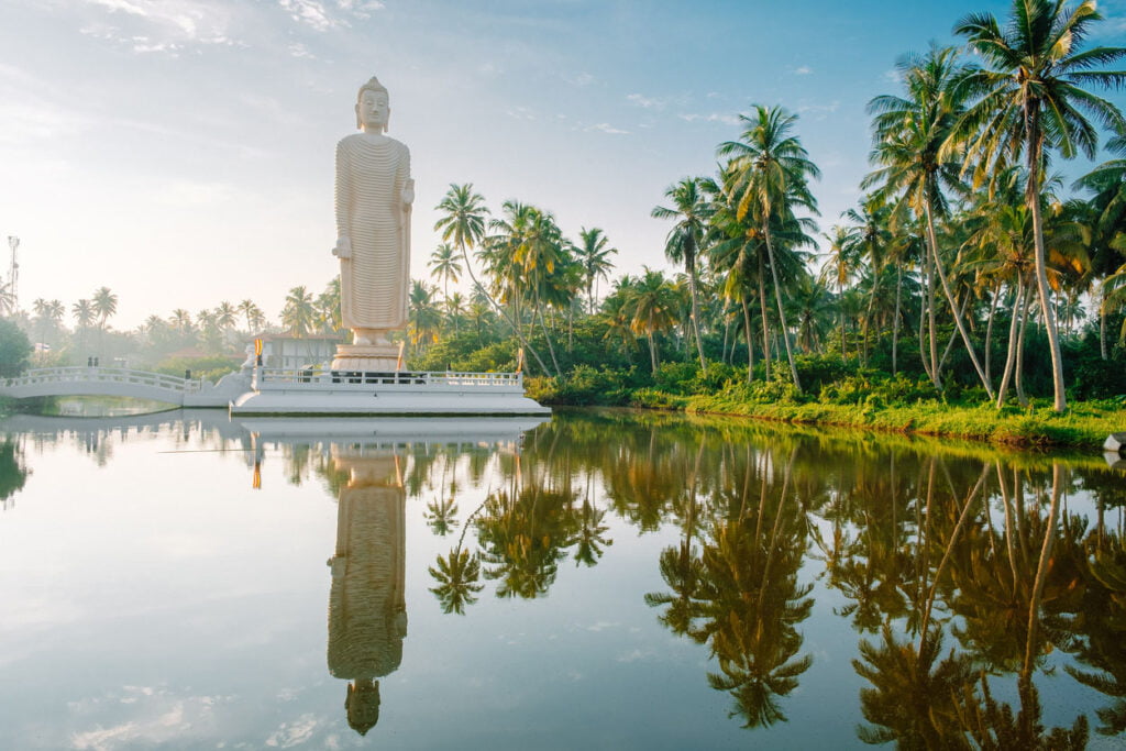 Statue de tsunami au lever du soleil sri lanka
