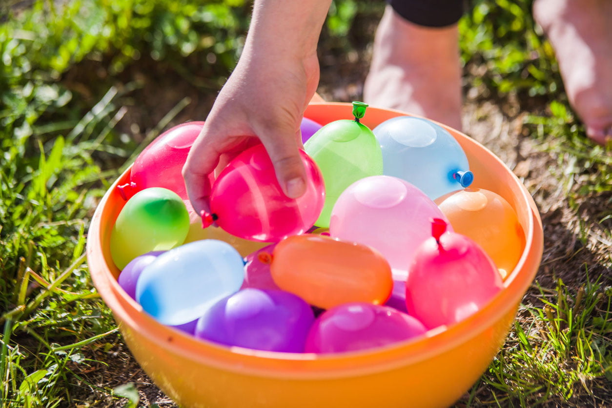 Bombes à eau coloré en été