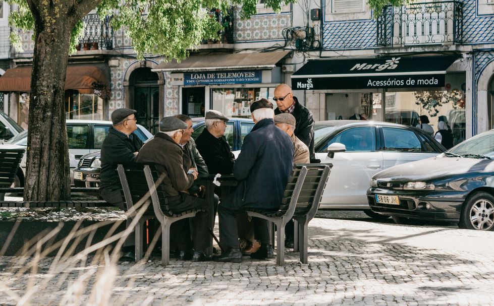 Habitants De Hommes âgés Assis Sur Un Banc Et Communiquent à Lisbonne Au Portugal