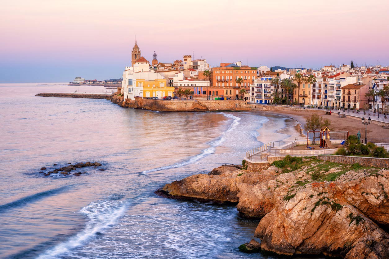 Plage de sable et de la vieille ville historique en station méditerranéenne Sitges, Espagne