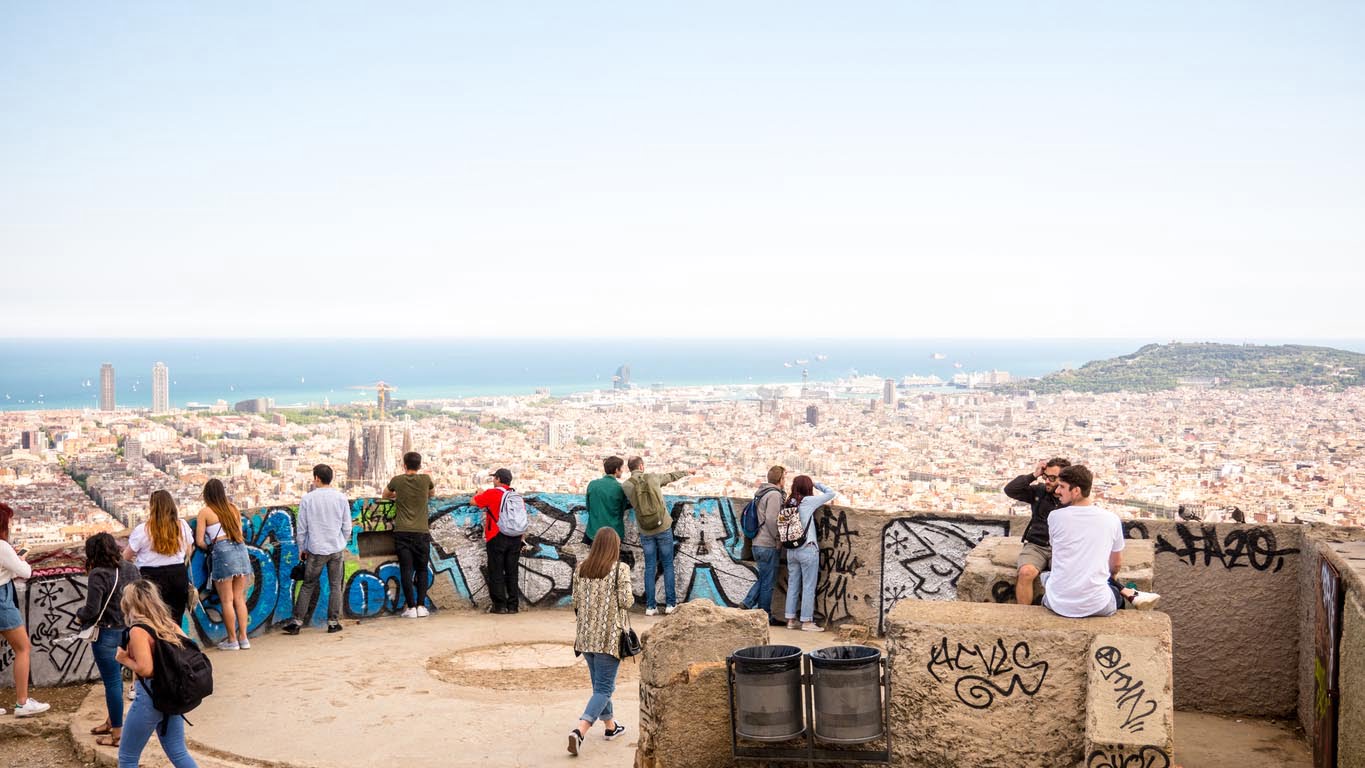 Les gens regardent la vue panoramique de Barcelone sur les bunkers del Carmel