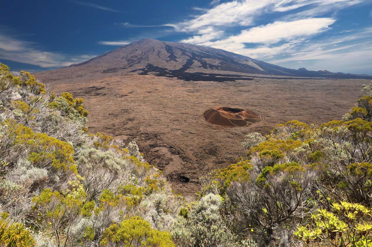 Vue sur la Caldeira du volcan Piton de la Fournaise sur l’île de La Réunion