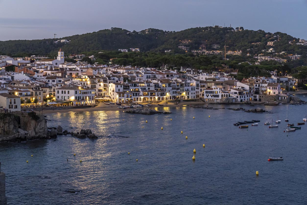 Vue sur la ville de « Calella de Palafrugell » au coucher du soleil, Gérone, Catalogne, Espagne