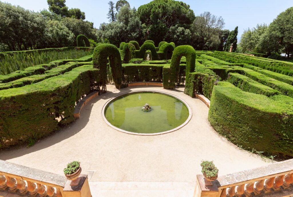 L’entrée du célèbre labyrinthe du Parc du Labyrinthe d’Horta (Parc del Laberint d’Horta) à Barcelone, Espagne