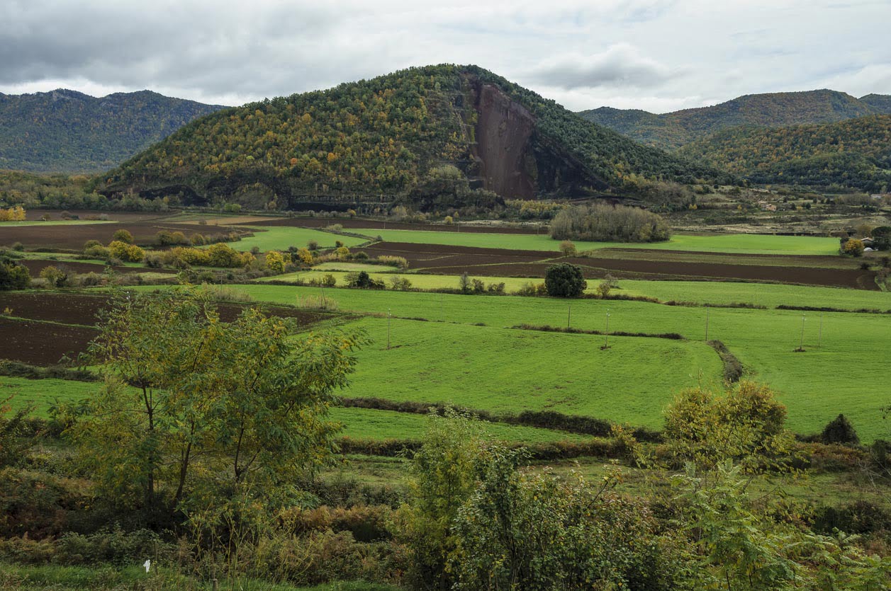 Volcan Croscat dans un matin d’automne nuageux (Garrotxa, Catalogne, Espagne)