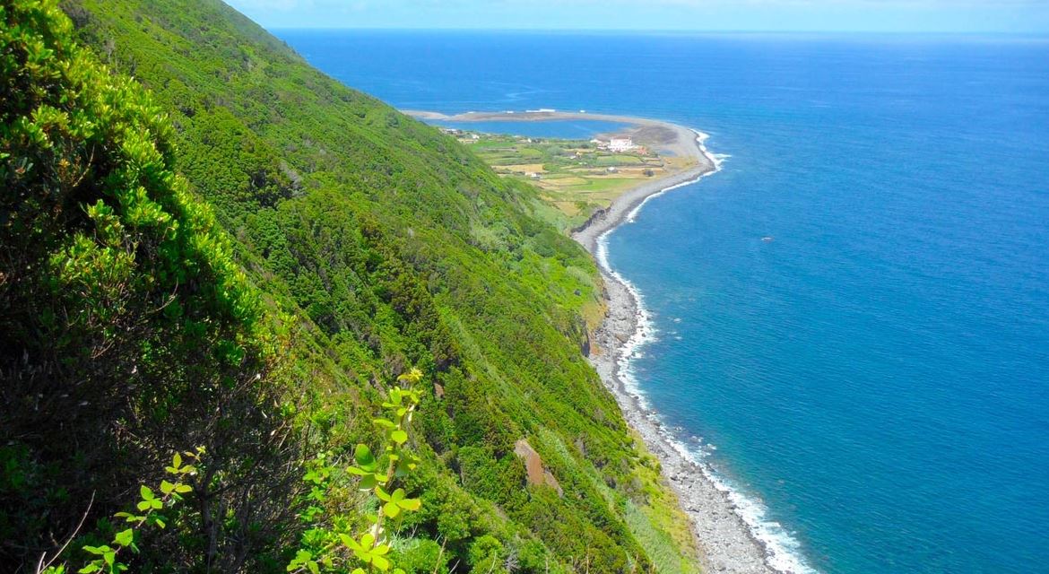 Vue sur Fajã da Caldeira de Santo Cristo sur l’île de São Jorge, Açores