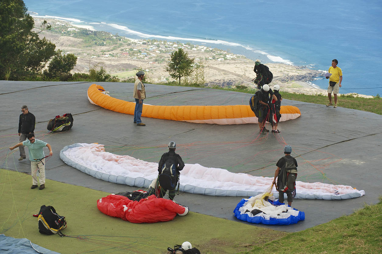 Paragliders Get Ready To Fly, Reunion.