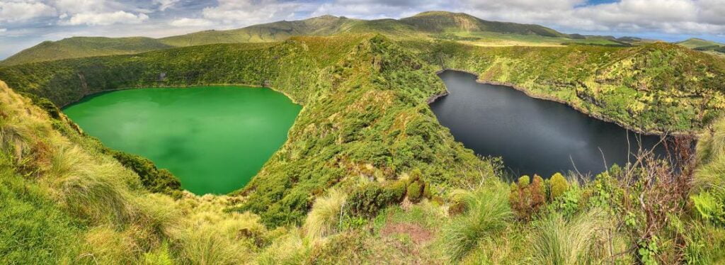 Vue panoramique de Lagoa Negra et Lagoa Comprida sur l’île de Flores de Azores