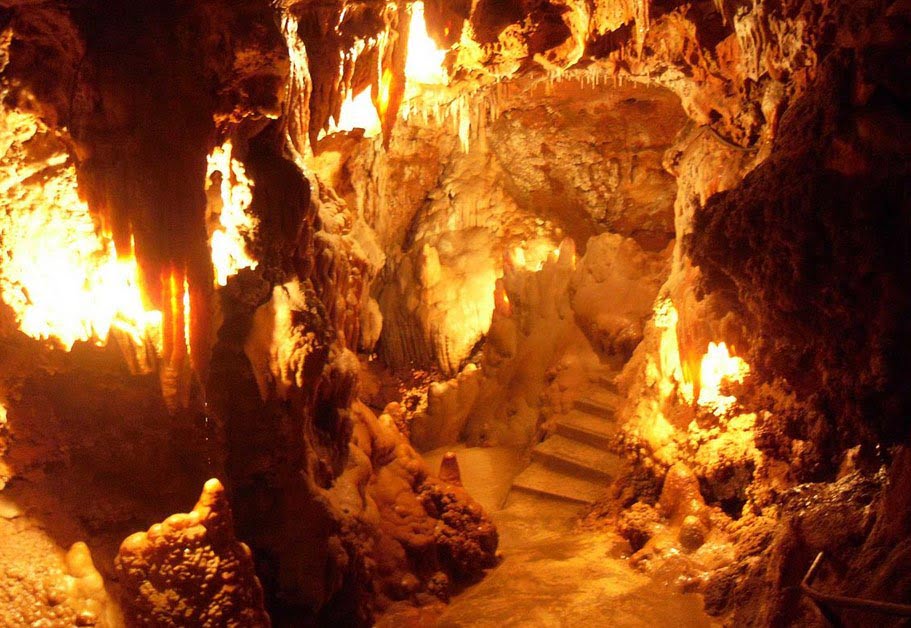 Les Grottes De Saint Cézaire