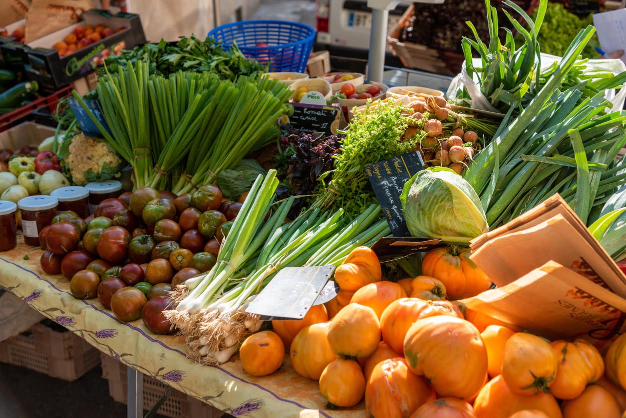 Étal de légumes sur un marché