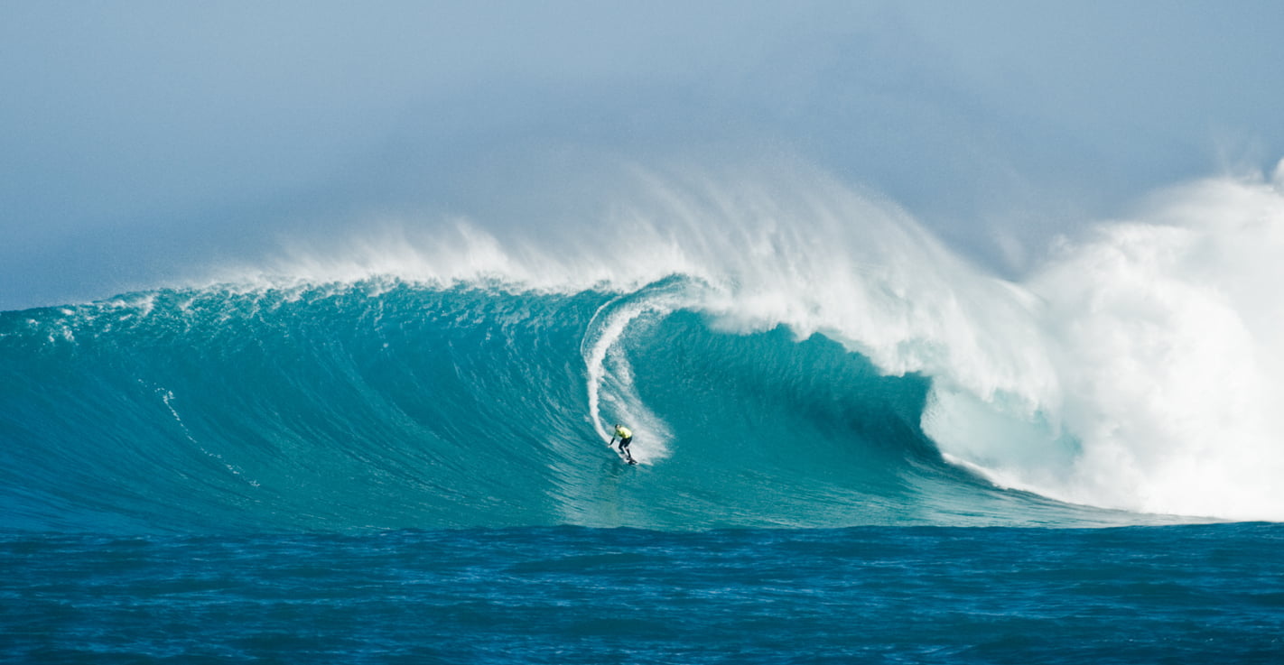 Surf dans une grosse vague