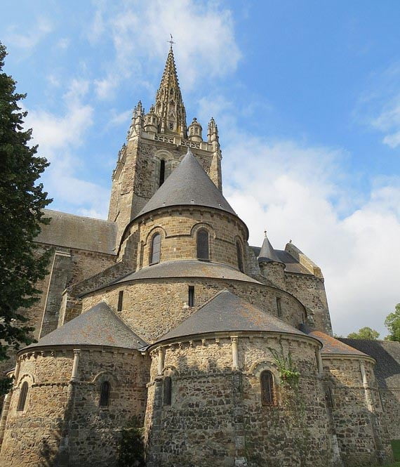 La Basilique Notre Dame D'avesnières.