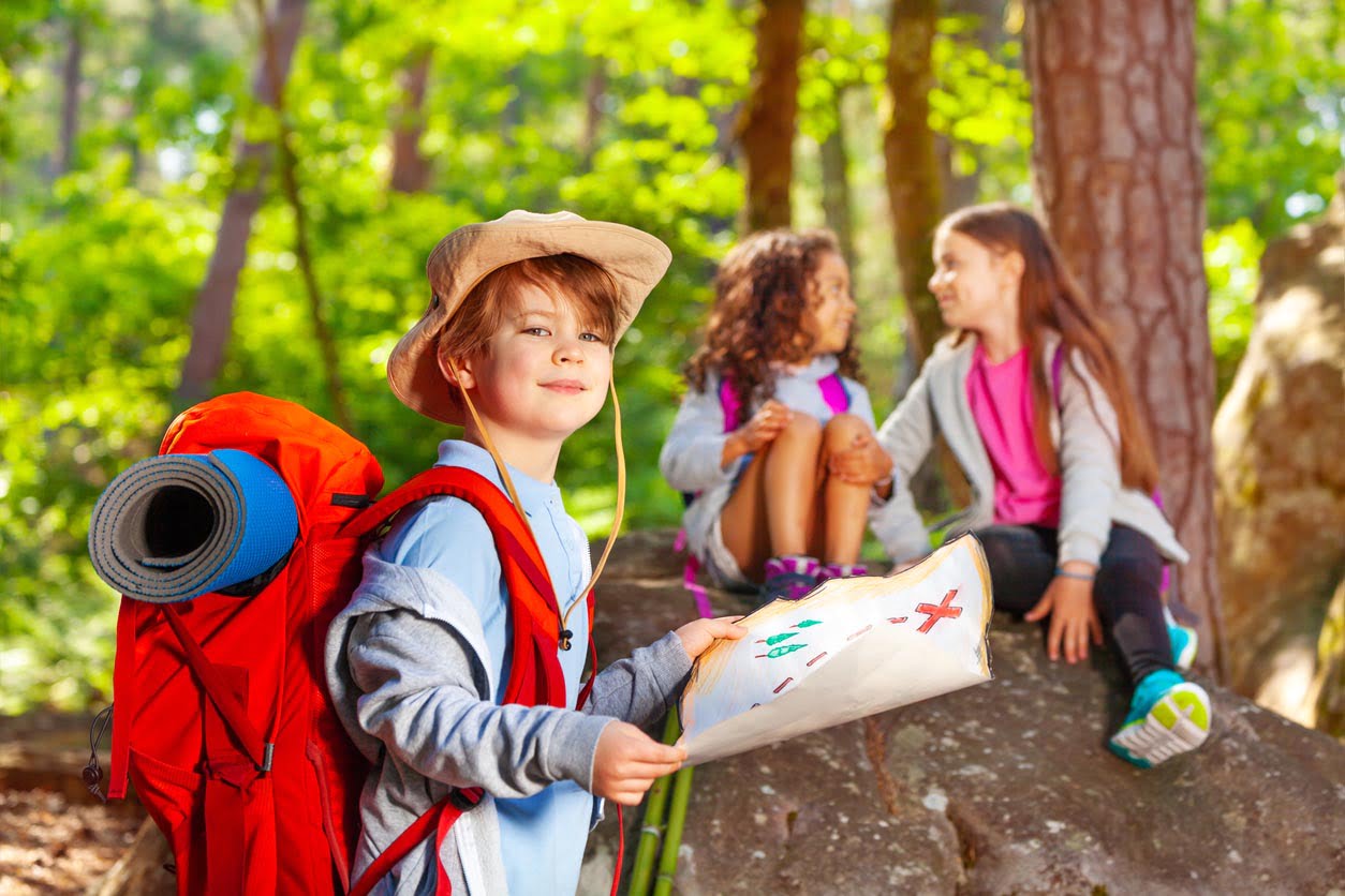 Des enfants font un jeu de piste