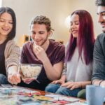 des adultes jouent entre amis