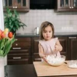 Petite fille prépare de la pâte à sel