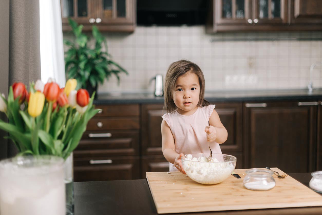 Petite fille prépare de la pâte à sel