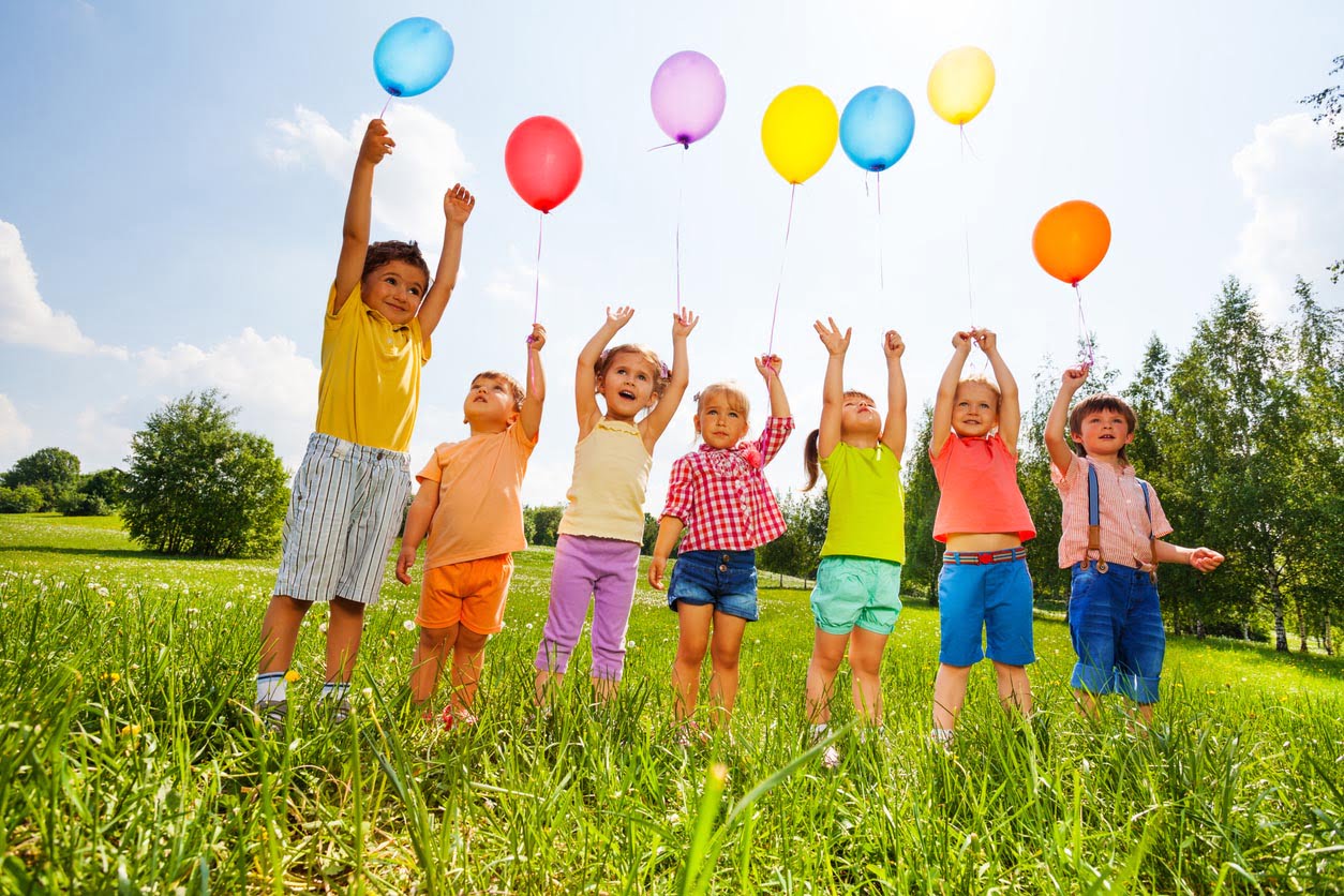 Images Images Photos Illustrations Vectoriels Vidéos Enfants heureux avec des ballons et levez les bras en l'air 