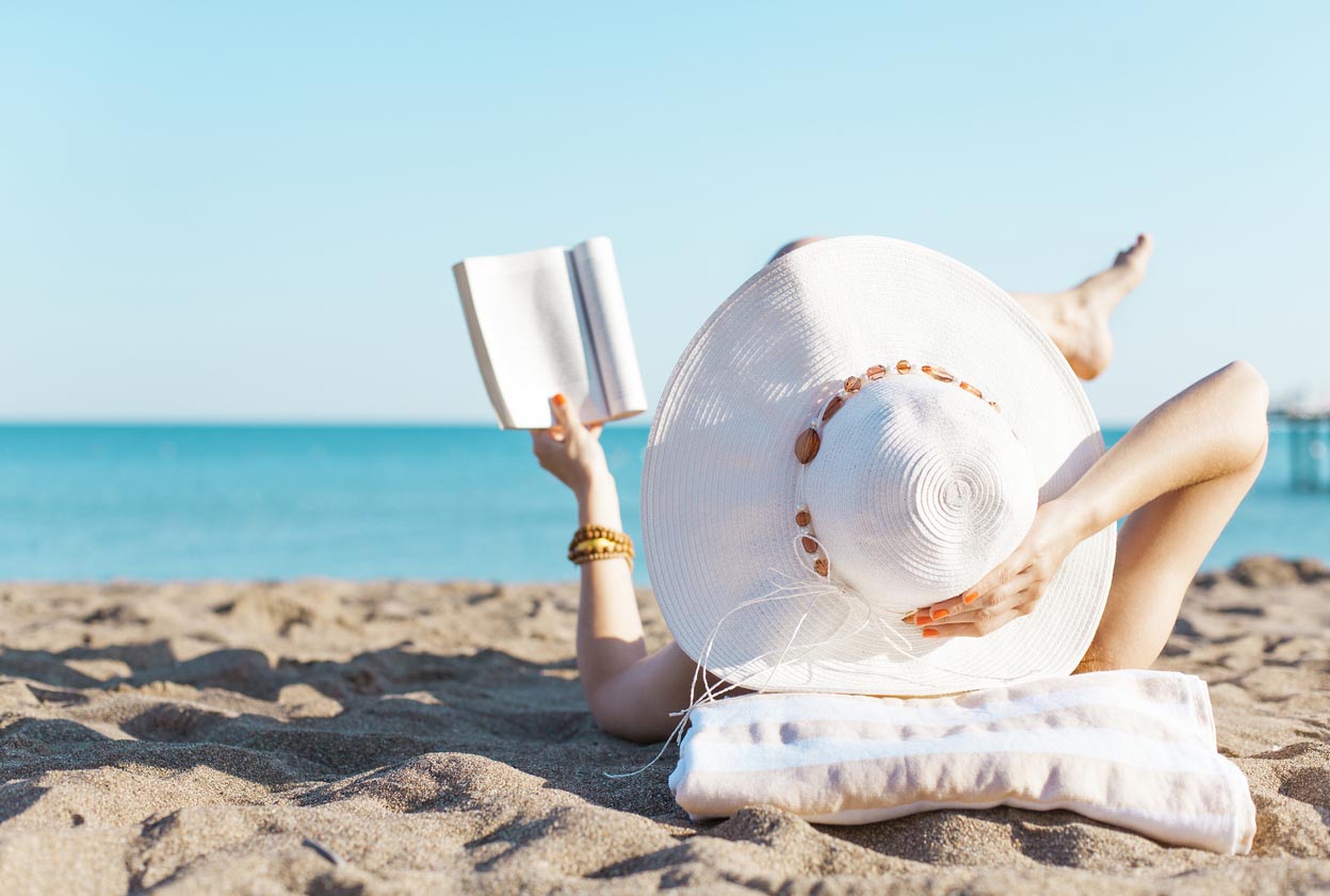 femme qui lit à la plage