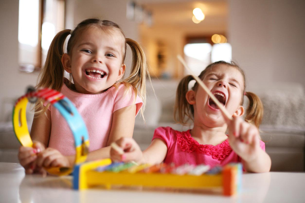 Deux petites filles font de de musique