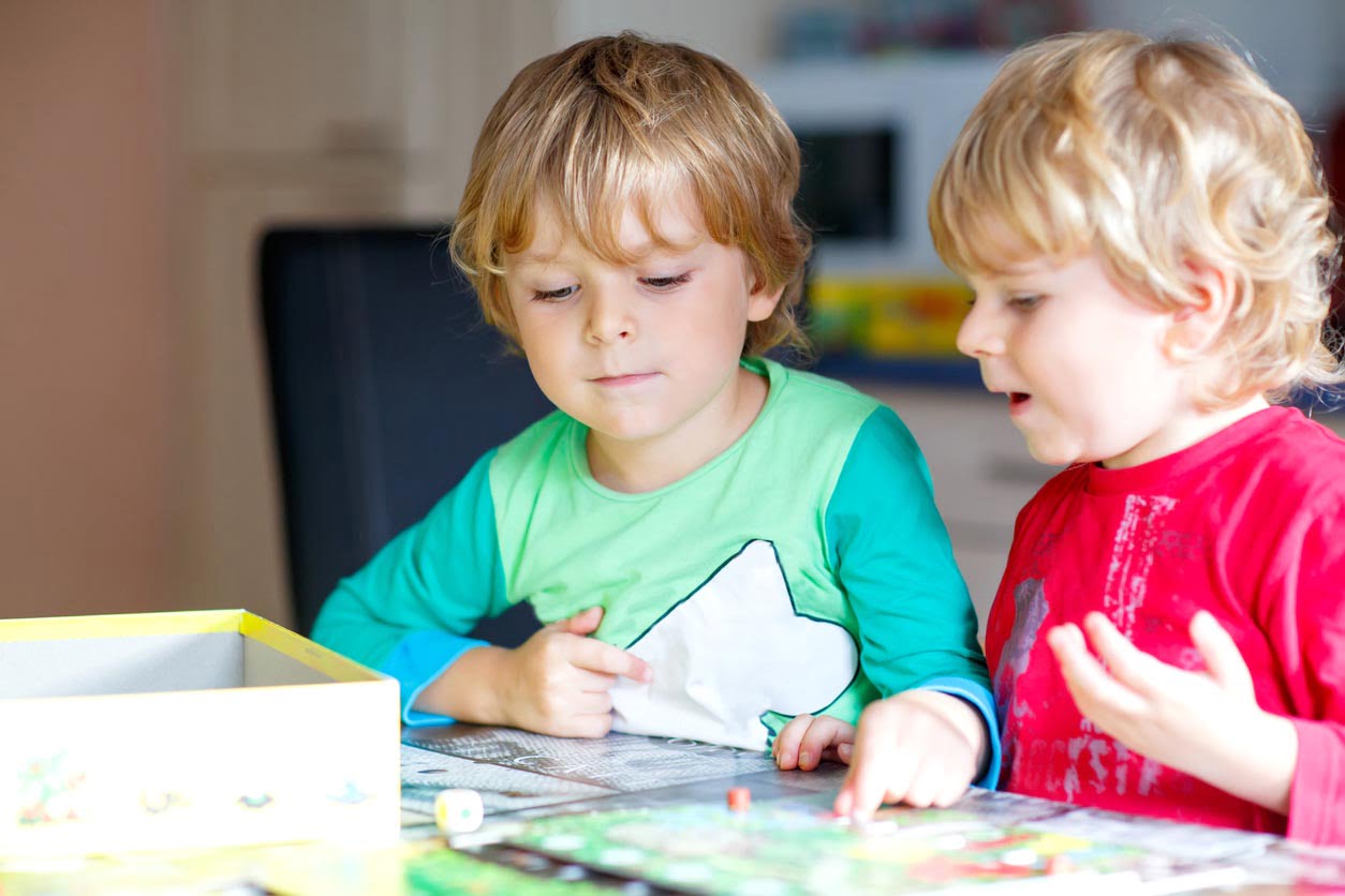 Deux petits garçons jouent aux jeux de société