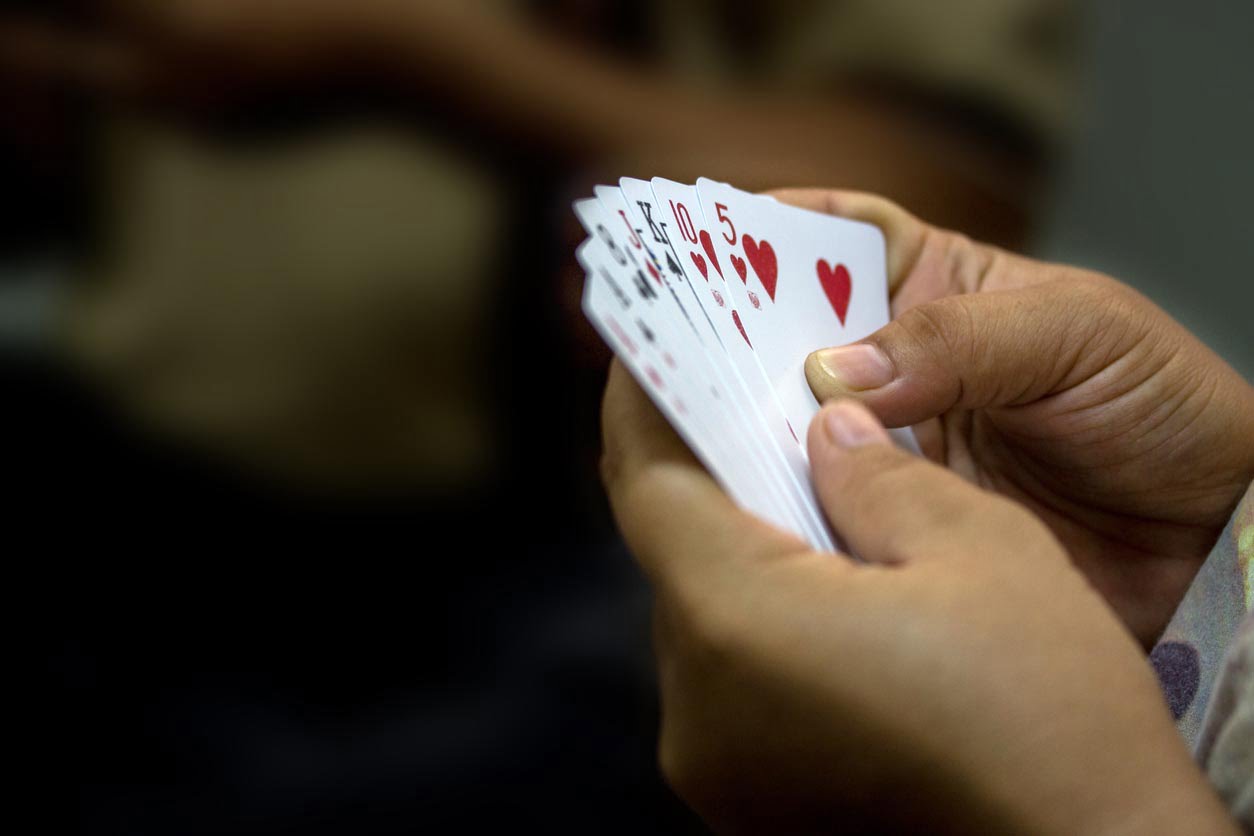 Femme jouant aux cartes
