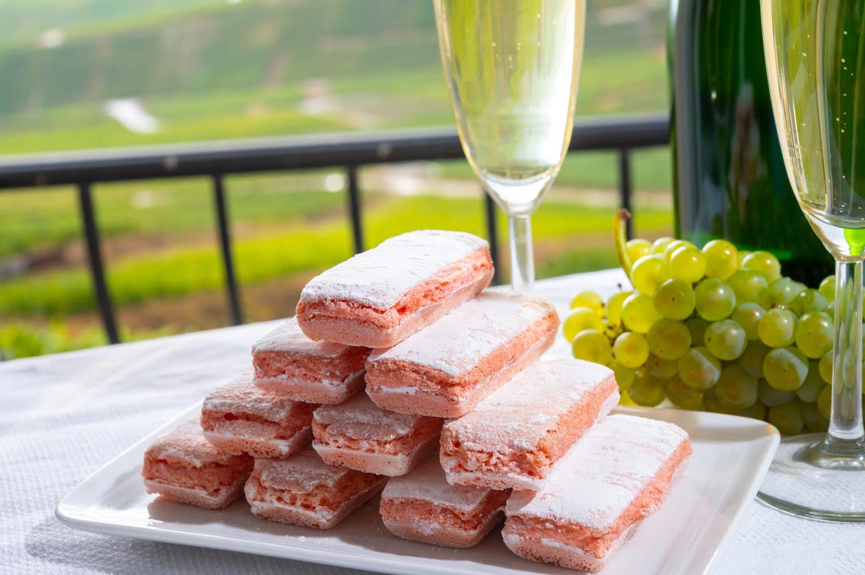 Biscuits rose de Reims avec coupe de champagne